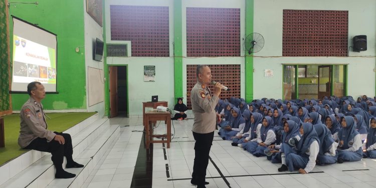 Kapolsek Bojonegoro Kota Berikan Penyuluhan Anti-Kenakalan Remaja di MAN 1 Bojonegoro.