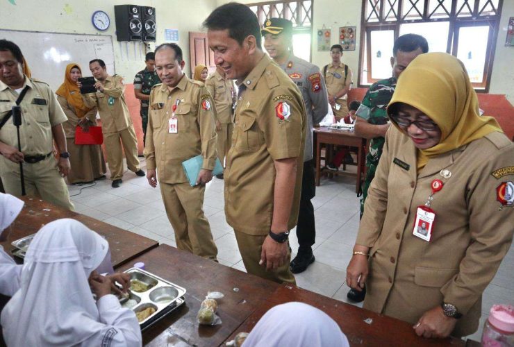 Bupati Bojonegoro Sidak Program Makan Bergizi Gratis, Pastikan Kualitas dan Kebersihan Makanan Siswa.