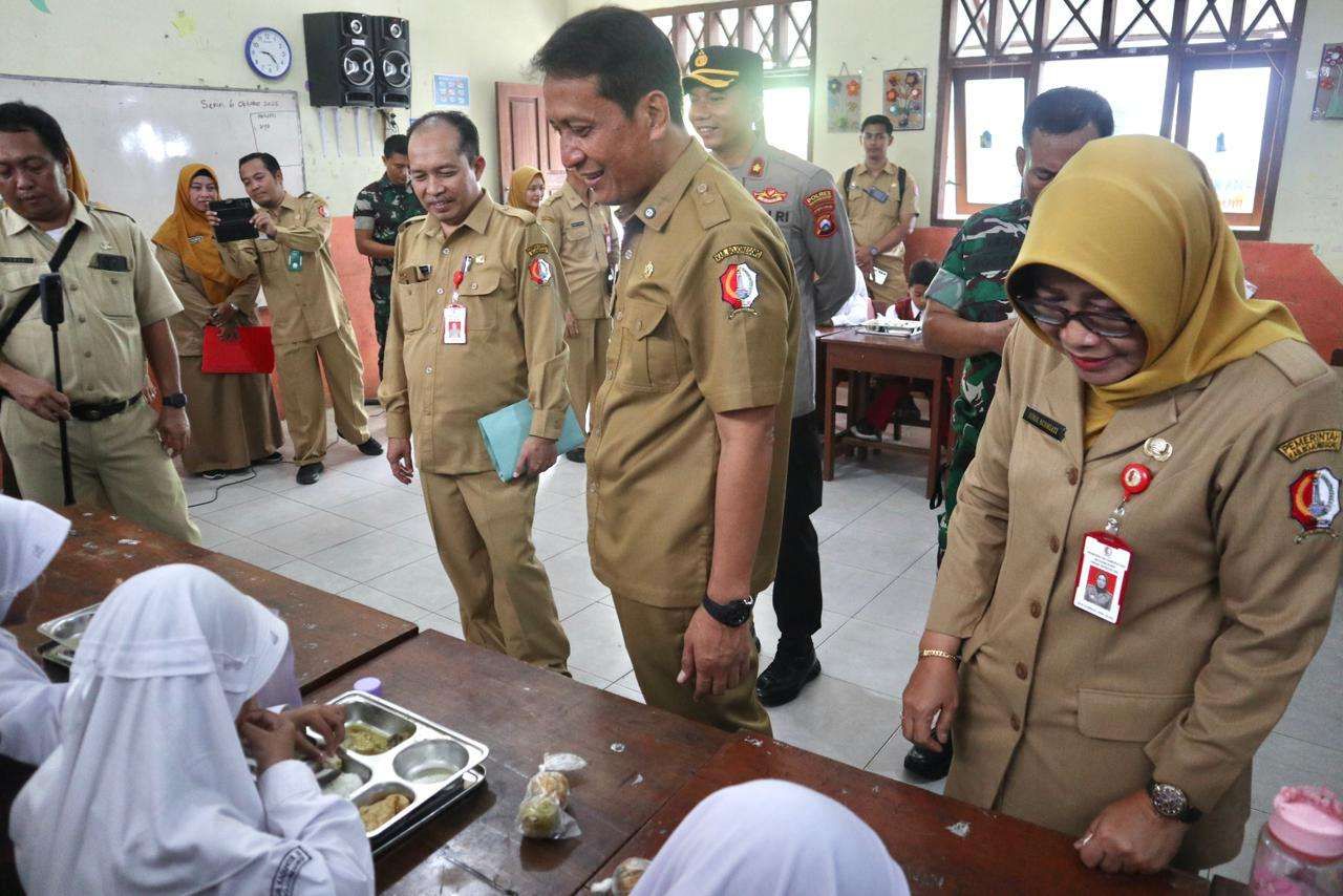 Bupati Bojonegoro Sidak Program Makan Bergizi Gratis, Pastikan Kualitas dan Kebersihan Makanan Siswa.